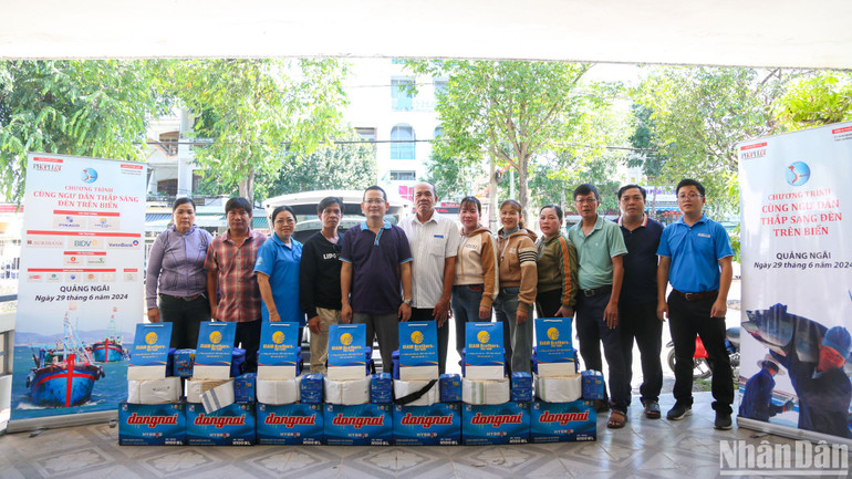 Chương trình “Cùng ngư dân thắp sáng đèn trên biển” chia sẻ, động viên bà con ngư dân vươn khơi bám biển