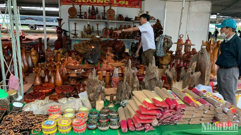 Nhiều doanh nghiệp cho biết, lượng khách tham quan, mua sắm vắng sau nhiều ngày tổ chức.