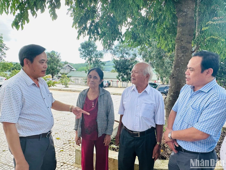 Lãnh đạo Ban Dân tộc tỉnh Quảng Ngãi và huyện Trà Bồng thăm hỏi bà con nhân dân.