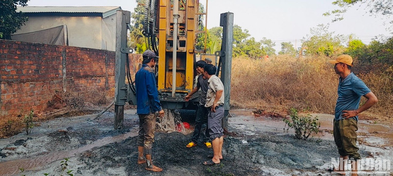 Đơn vị thi công sử dụng hệ thống khoan giếng công nghệ cao để tìm nguồn nước ngầm. Đơn vị thi công sử dụng hệ thống khoan giếng công nghệ cao để tìm nguồn nước ngầm.