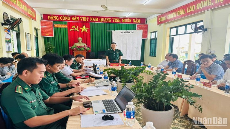 Đại tá Trần Tiến Hiền, Chỉ huy trưởng Bộ chỉ huy Bộ đội Biên phòng tỉnh Quảng Nam chủ trì cuộc họp. Đại tá Trần Tiến Hiền, Chỉ huy trưởng Bộ chỉ huy Bộ đội Biên phòng tỉnh Quảng Nam chủ trì cuộc họp.