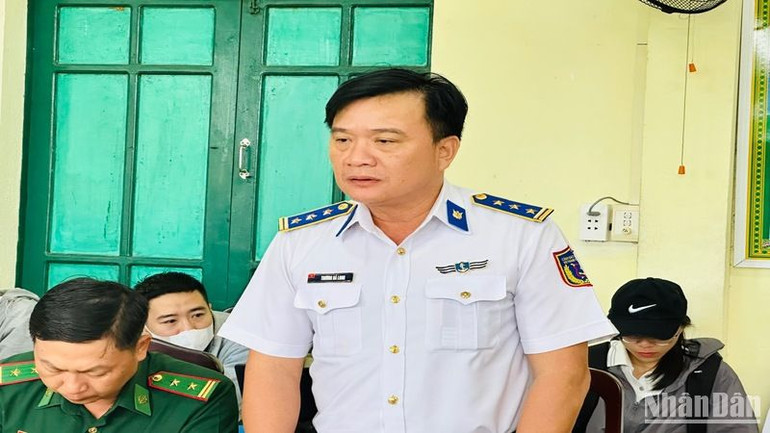 Thượng tá Trương Bá Long, Phó Tư lệnh, Tham mưu trưởng Vùng cảnh sát biển 2 thông tin tình hình tìm kiếm. Thượng tá Trương Bá Long, Phó Tư lệnh, Tham mưu trưởng Vùng cảnh sát biển 2 thông tin tình hình tìm kiếm.
