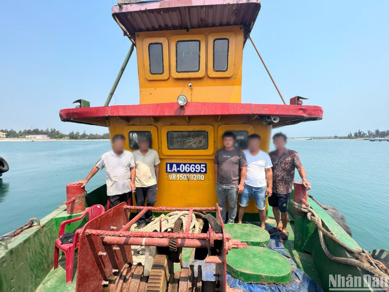 5 thuyền viên vẫn đang mất tích.