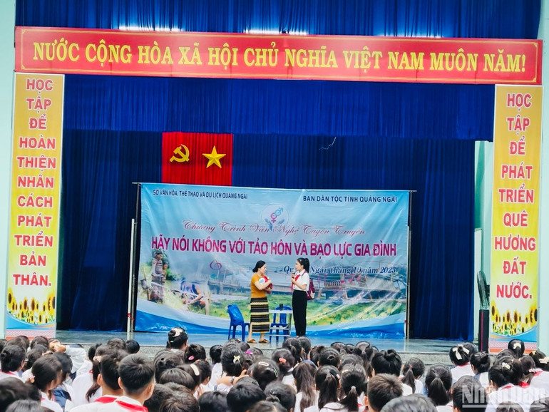 Trang bị kỹ năng cho học sinh ở các trường miền núi về tảo hôn và bạo lực gia đình.