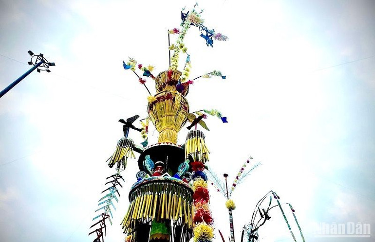 Chim chèo bẻo trang trí trên đỉnh nêu và quanh thân cây nêu là biểu tượng đặc trưng trang trí nêu của người Co vùng núi Trà Bồng.