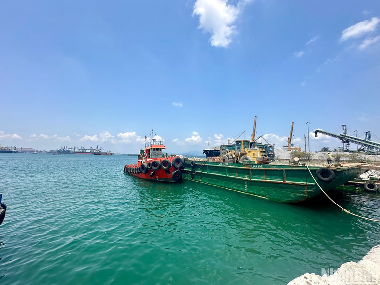 Công ty Tấn Tài vận chuyển đá hộc ra cảng Bến Đình qua cảng PTSC Dung Quất. Công ty Tấn Tài vận chuyển đá hộc ra cảng Bến Đình qua cảng PTSC Dung Quất.