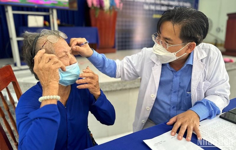 Khám và cấp thuốc cho người dân vùng biển phường Phổ Thạnh, thị xã Đức Phổ.