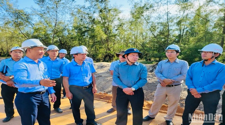 Lãnh đạo tỉnh Quảng Ngãi cùng cơ quan chức năng kiểm tra tiến độ thi công dự án đường ven biển Dung Quất - Sa Huỳnh.
