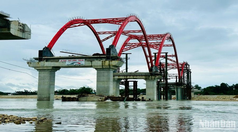 Cầu Trà Khúc 3 và đường nối từ trung tâm huyện Sơn Tịnh đến huyện Tư Nghĩa đang được đẩy nhanh tiến độ.