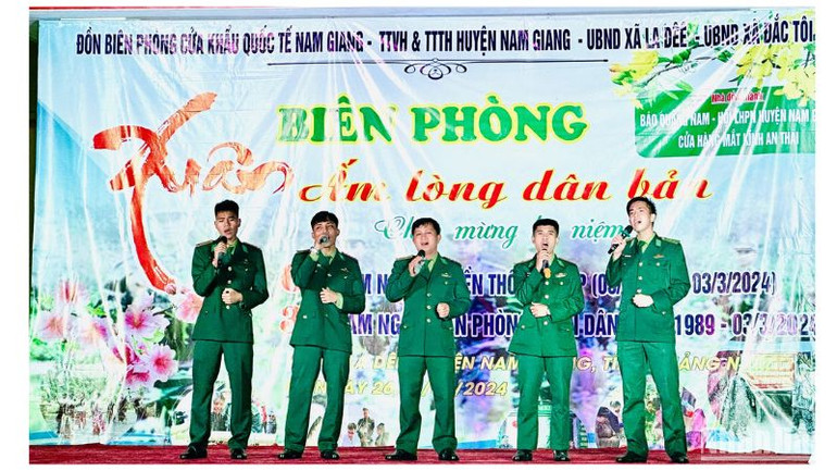 Cán bộ, chiến sĩ Đồn Biên phòng Cửa khẩu Quốc tế Nam Giang giao lưu văn nghệ cùng bà con xã La Dêê và Đắc Tôi