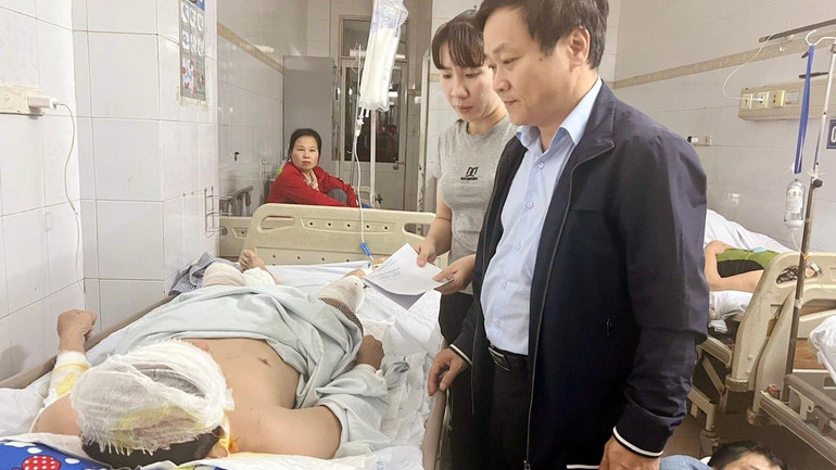 Thăm các công nhân đang điều trị tại Bệnh viện Bỏng quốc gia.