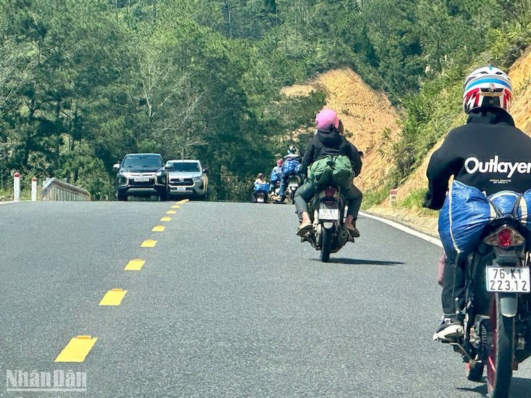 Làm ăn theo vụ mùa khiến “khoảng trống” việc gia đình, chăm sóc trẻ em, người già ở vùng núi ngày càng lớn dần. Làm ăn theo vụ mùa khiến “khoảng trống” việc gia đình, chăm sóc trẻ em, người già ở vùng núi ngày càng lớn dần.