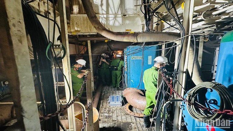 Buồng bơm tàu Legend, nơi xảy ra vụ cháy nổ. Để vào hầm tàu, nơi xảy ra cháy nổ phải di chuyển từ boong tàu xuống đáy tàu có 4 tầng, với độ sâu hơn 20m.