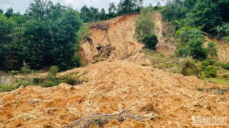 Đất đá tiếp tục đổ tràn từ trên núi cao xuống phá hỏng các bờ kè, rọ đá gia cố