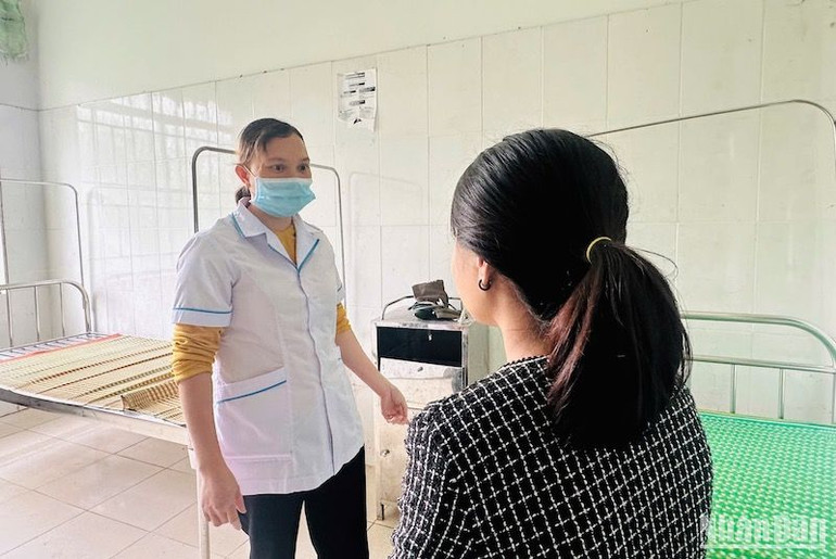 Q được nhân viên y tế chăm sóc sức khỏe khi nhập viện chờ sinh.