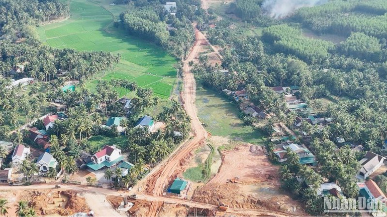 Km76+800 xã Hoài Bảo, thị xã Hoài Nhơn là vị trí cuối cùng của tỉnh Bình Định hoàn tất công tác mặt bằng bàn giao cho đơn vị thi công.