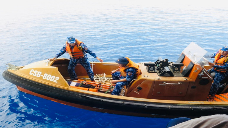 Tàu Cảnh sát biển tiếp nhận bệnh nhân để đưa vào đất liền.