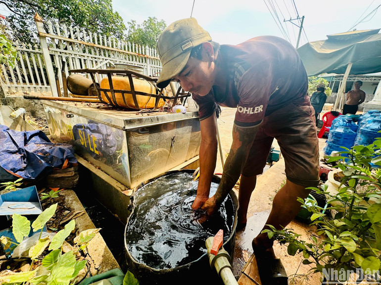 Thùng nước thải được anh Kpăv Thun cùng anh em công nhân tận dụng rửa tay hơn tuần qua. Thùng nước thải được anh Kpăv Thun cùng anh em công nhân tận dụng rửa tay hơn tuần qua.