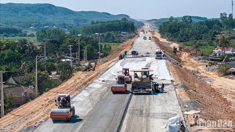 Hơn 3.500 nhân sự và 1.300 thiết bị trên công trường.