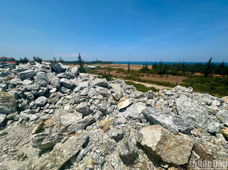 Khoảng 167.400 m3 đá của Công ty Lý Tuấn tập kết tại khu vực cảng ở Kỳ Hà không có hóa đơn, chứng từ thể hiện nguồn gốc. Khoảng 167.400 m3 đá của Công ty Lý Tuấn tập kết tại khu vực cảng ở Kỳ Hà không có hóa đơn, chứng từ thể hiện nguồn gốc.