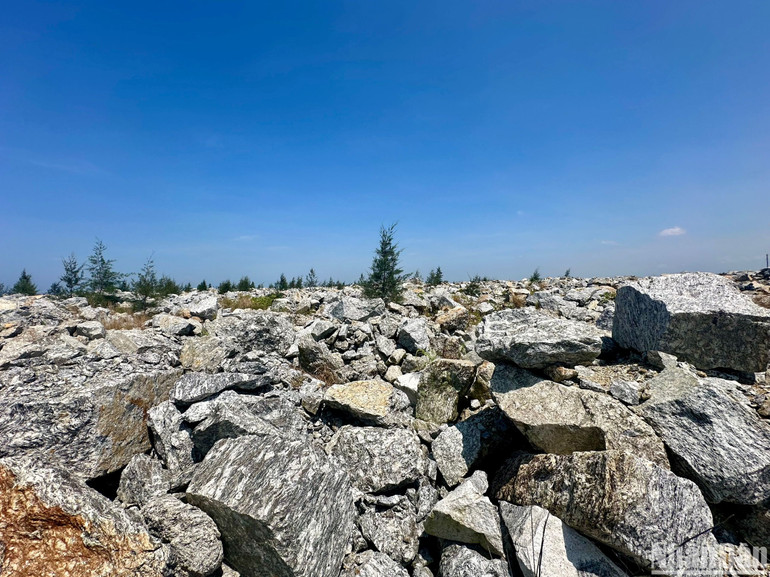 Khối lượng đá dư thừa tập kết tại Khu du lịch Thiên Đàng thuộc quyền quản lý của nhà nước, và khi mua bán là trái quy định của pháp luật. Khối lượng đá dư thừa tập kết tại Khu du lịch Thiên Đàng thuộc quyền quản lý của nhà nước, và khi mua bán là trái quy định của pháp luật.