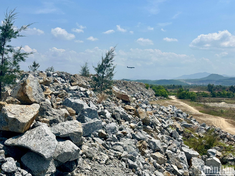 Bãi chứa Phi Long ở Khu du lịch Thiên Đàng lưu trữ 363.177m³ đất, đá khi chủ đầu tư thi công dự án. Bãi chứa Phi Long ở Khu du lịch Thiên Đàng lưu trữ 363.177m³ đất, đá khi chủ đầu tư thi công dự án.