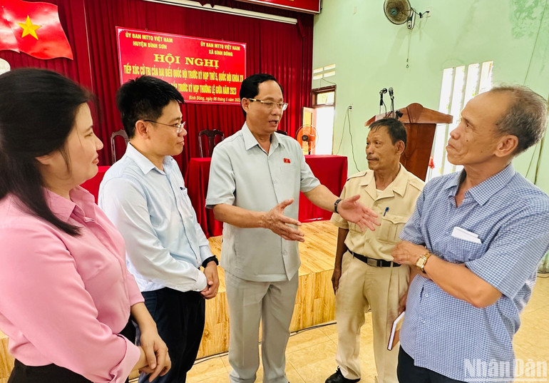 Thượng tướng Trần Quang Phương, Ủy viên Trung ương Đảng, Phó Chủ tịch Quốc hội trao đổi, chia sẻ với cử tri xã Bình Đông. (Ảnh: ĐÔNG HUYỀN)