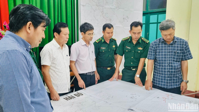 Sở chỉ huy tiền phương tại Đồn biên phòng cửa khẩu cảng Kỳ Hà liên tục cập nhật thông tin và đưa ra các phương án cứu nạn.