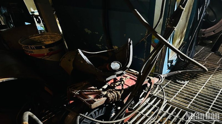 Mặt nạ, dụng cụ hàn nằm ngổn ngang trong khu vực hẹp của lối đi.