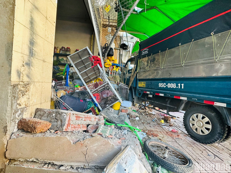 Ô-tô tải tông vào tường nhà người dân. Ô-tô tải tông vào tường nhà người dân.