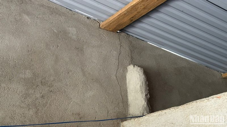 Vết nứt trên tường nhà mới xây của nhà anh T.