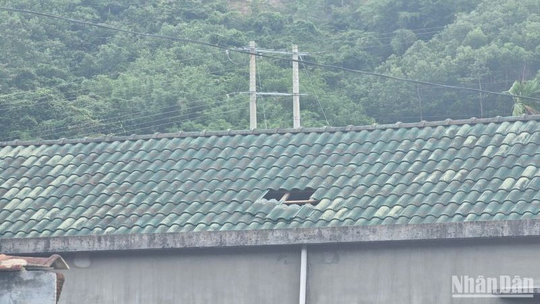 Mái ngói nhà của người dân ở xã Sơn Dung vỡ khi động đất xảy ra.