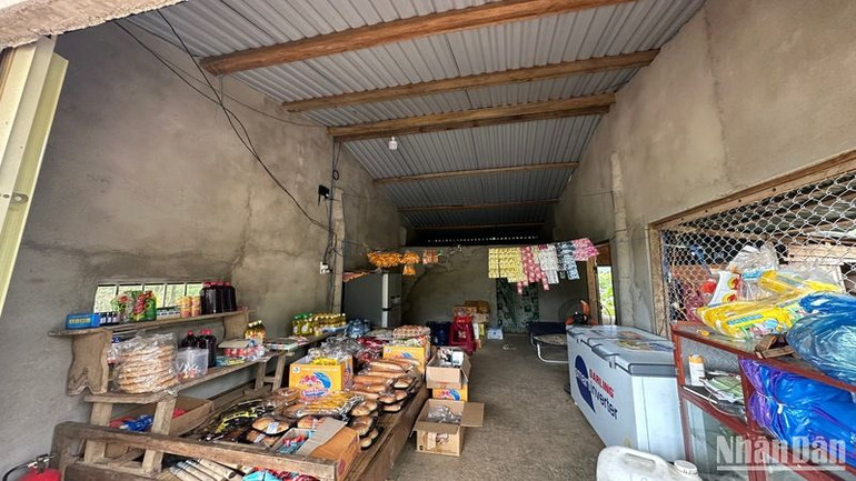 Nhà anh T. vừa mới xây dựng bị ảnh hưởng sau vụ động đất.