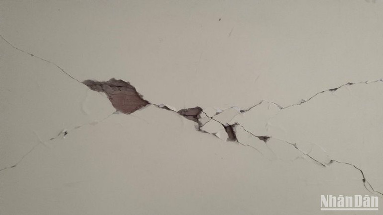 Mảng trần nhà tại trụ sở các cơ quan các hội đoàn thể bị hư hỏng sau khi động đất xảy ra.