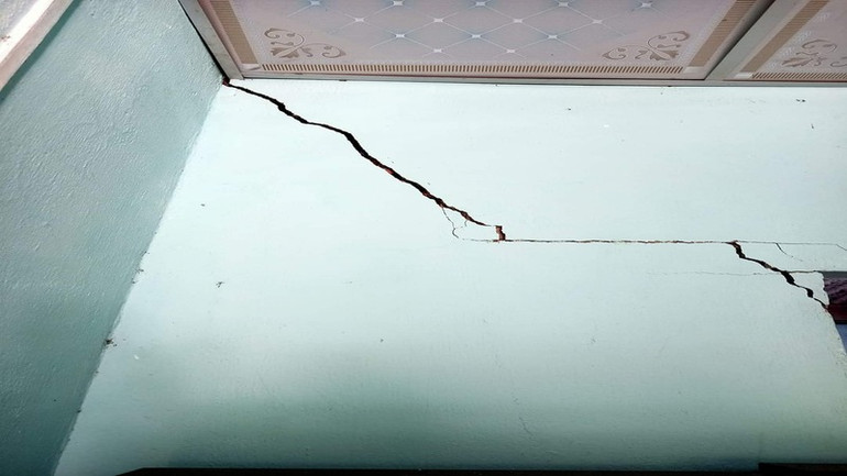 Nhà chị Trần Thị Quy ở xã Sơn Mùa, huyện Sơn Tây nứt do động đất.