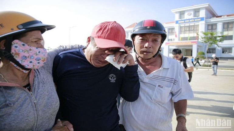 Sống sót trở về nhà nhưng thuyền trưởng tàu QNa 90129 TS Lương Văn Viên khóc nghẹn khi 12 anh em đi cùng tàu vẫn còn ngoài khơi