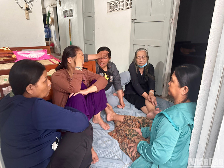 Bà con, xóm giềng động viên gia đình anh Võ Tấn Khương.