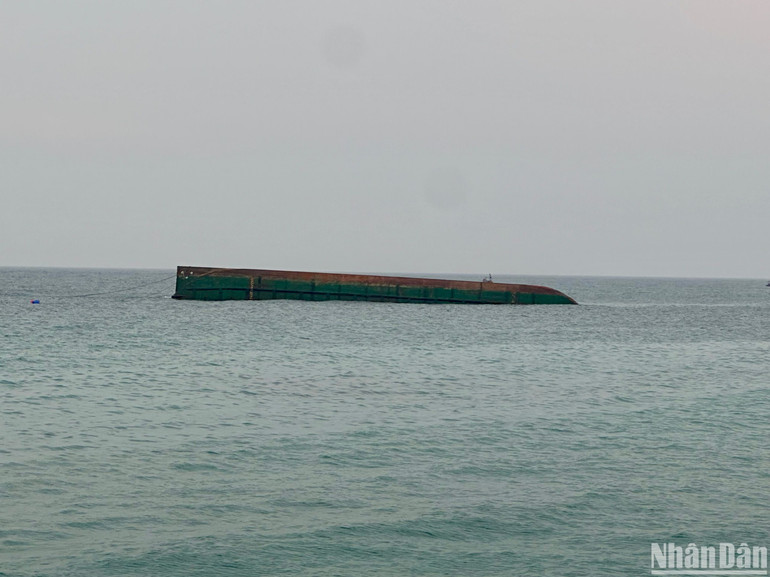 Sà lan bị chìm đã được kéo đưa về cảng Lý Sơn.