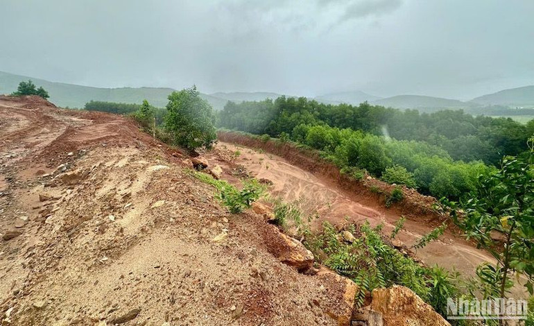 Hố lắng bùn hạn chế bùn, nước tràn xuống khu dân cư. Hố lắng bùn hạn chế bùn, nước tràn xuống khu dân cư.