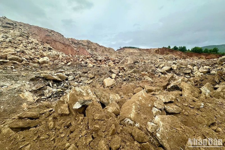 Hàng trăm khối đá tự nhiên nhiều kích cỡ nằm rải rác chung quanh mỏ. Hàng trăm khối đá tự nhiên nhiều kích cỡ nằm rải rác chung quanh mỏ.