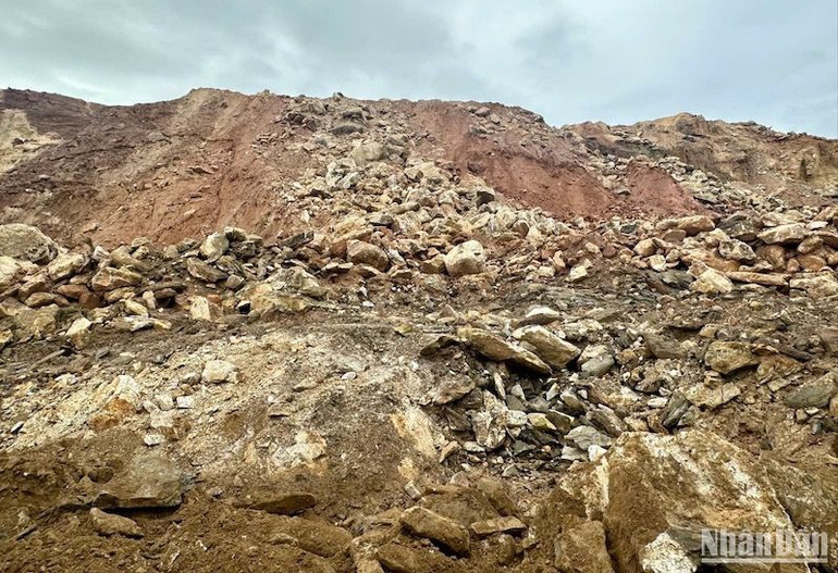 Lo ngại nhất khi mưa lớn hoặc lũ từ trên núi cao đẩy đá xuống khu dân cư. Lo ngại nhất khi mưa lớn hoặc lũ từ trên núi cao đẩy đá xuống khu dân cư.