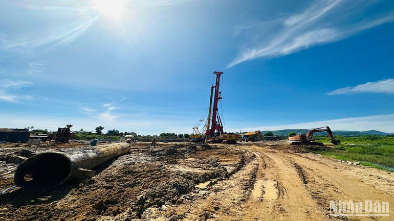 Thi công Dự án thành phần đoạn Quảng Ngãi-Hoài Nhơn, đoạn qua huyện Nghĩa Hành.