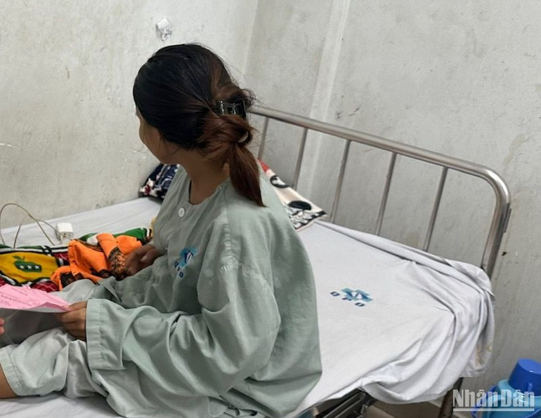 T nhập viện cấp cứu sinh con.
