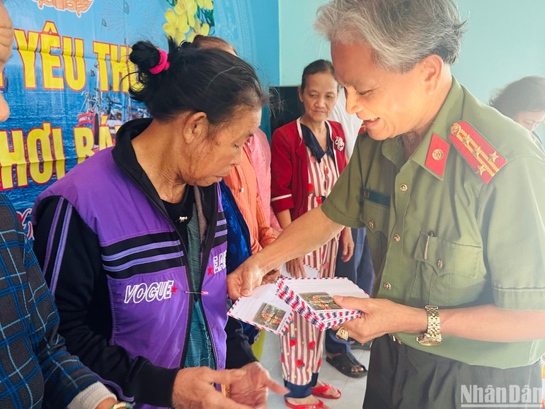 Đại tá Võ Tất Thành, Trưởng phòng An ninh đối ngoại, Công an tỉnh Quảng Ngãi trao quà cho gia đình ngư dân nghèo.