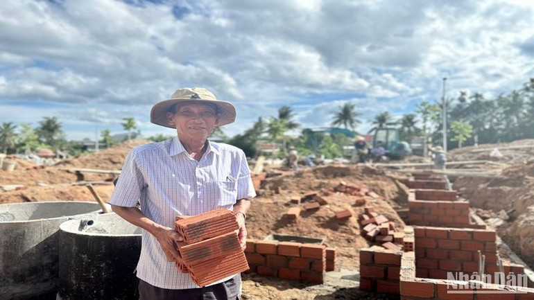 Ông Phạm Thanh Bình làm nhà mới để sớm bàn giao mặt bằng cho dự án cao tốc