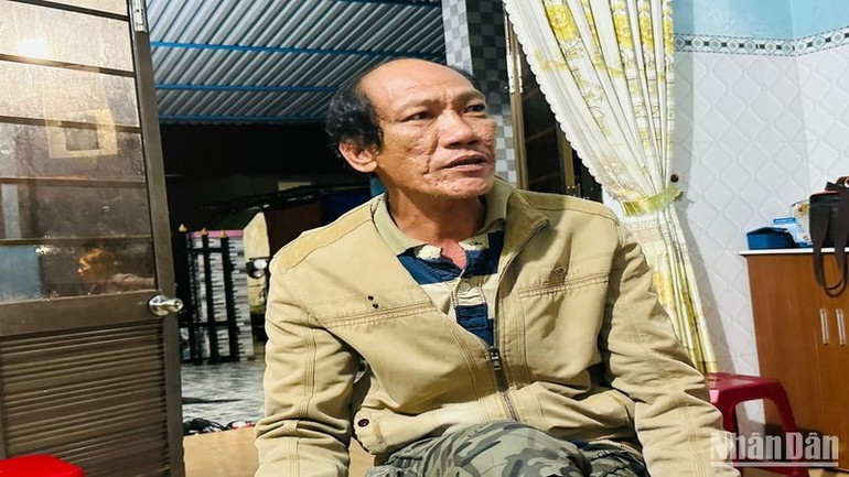 Gần 20 năm làm nghề câu mực, với anh Đinh Văn Minh, lốc xoáy là một trong những nguy hiểm khó phòng, tránh của ngư dân khi đánh bắt trên biển.