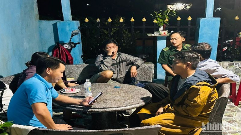 Bà con làng chài trắng đêm cùng gia đình ngư dân mong chờ tin ngư dân.