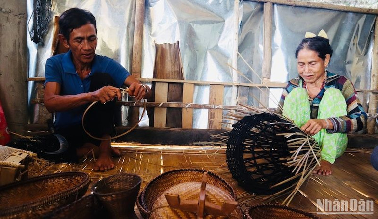 Chăm lo đời sống cho đồng bào dân tộc thiểu số là một trong những ưu tiên của huyện Minh Long.