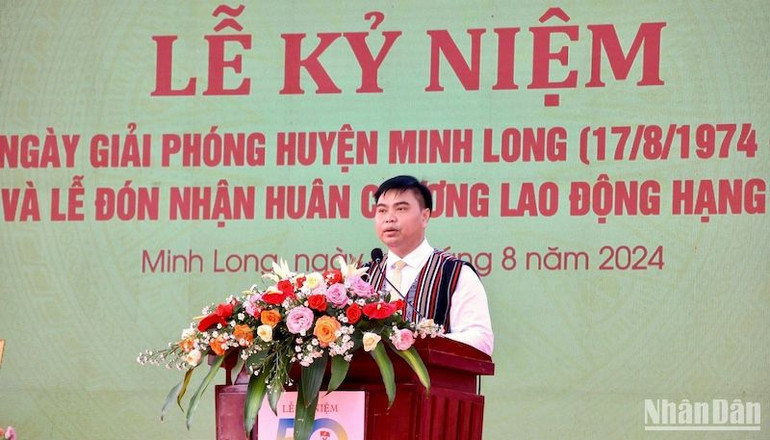 Đồng chí Đinh Văn Điết, Chủ tịch Ủy ban nhân dân huyện Minh Long ôn lại truyền thống đấu tranh giải phóng huyện miền núi Minh Long.