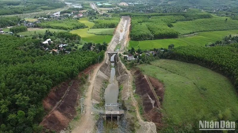 Hoàn thiện hệ thống thủy lợi phục vụ sản xuất nông nghiệp.